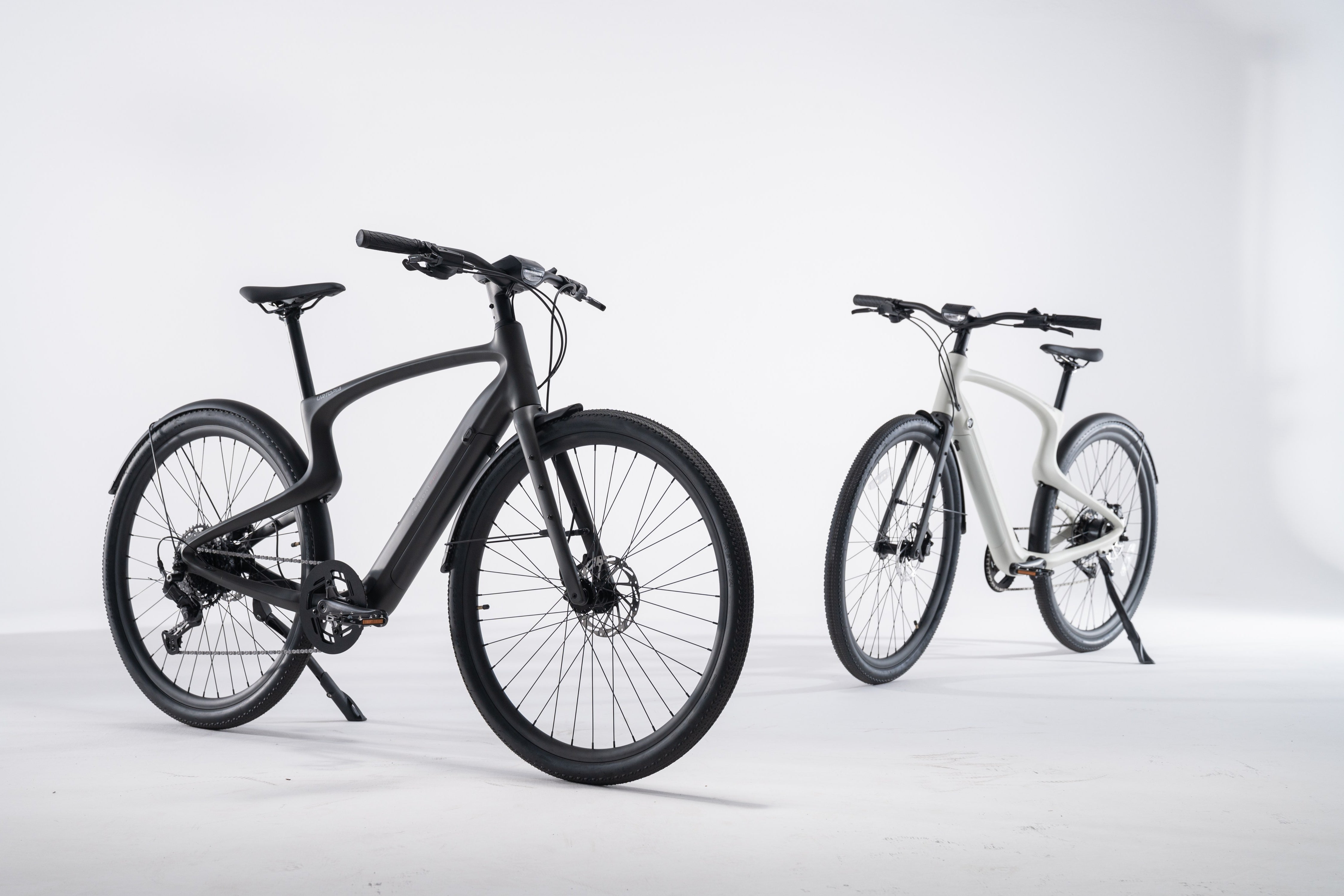 Urtopia Carbon 1 Pro in Schwarz und Weiß nebeneinander, Studioaufnahme