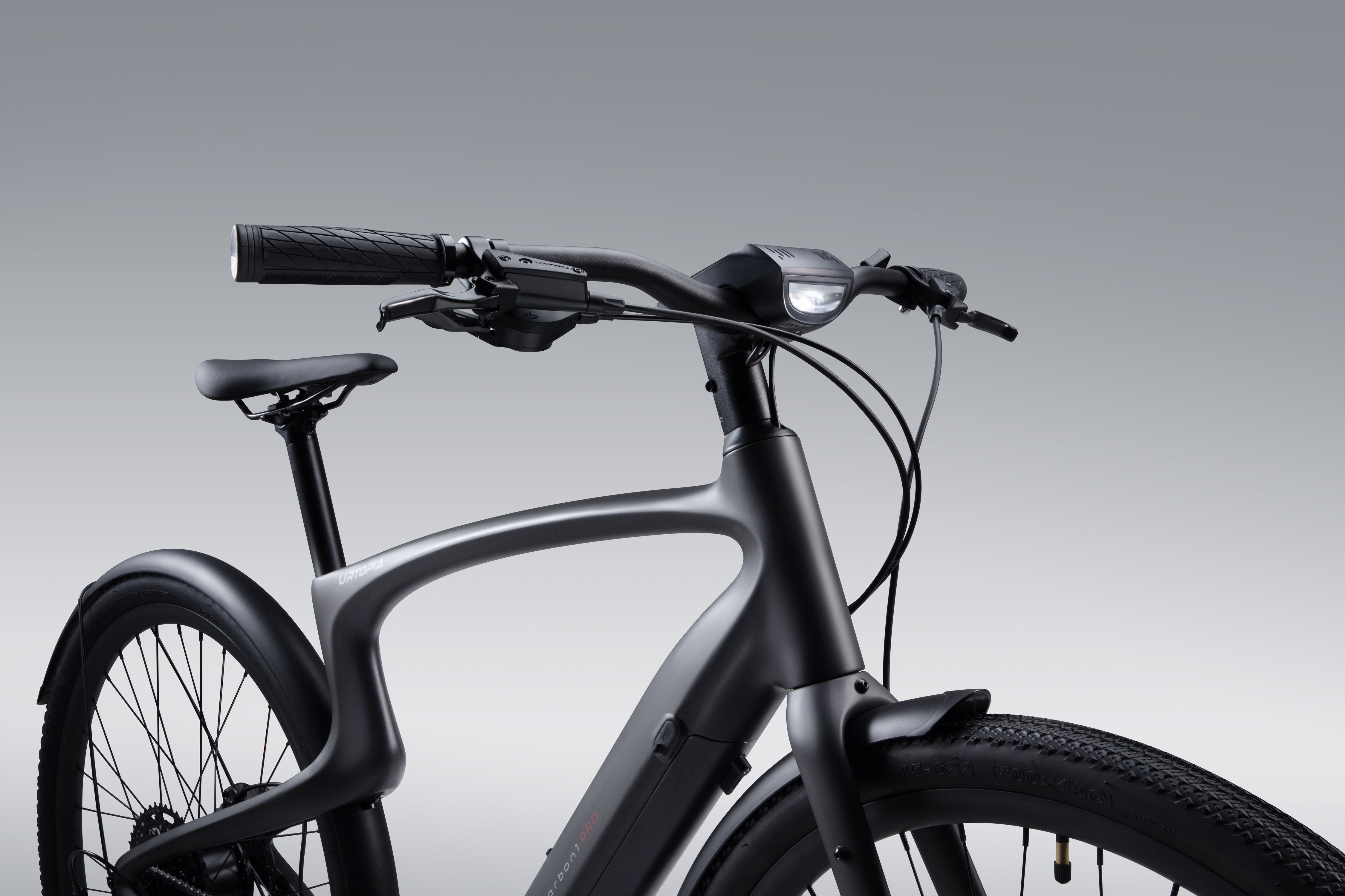 Cockpit des Urtopia Carbon 1 Pro mit Smartbar und integriertem Scheinwerfer