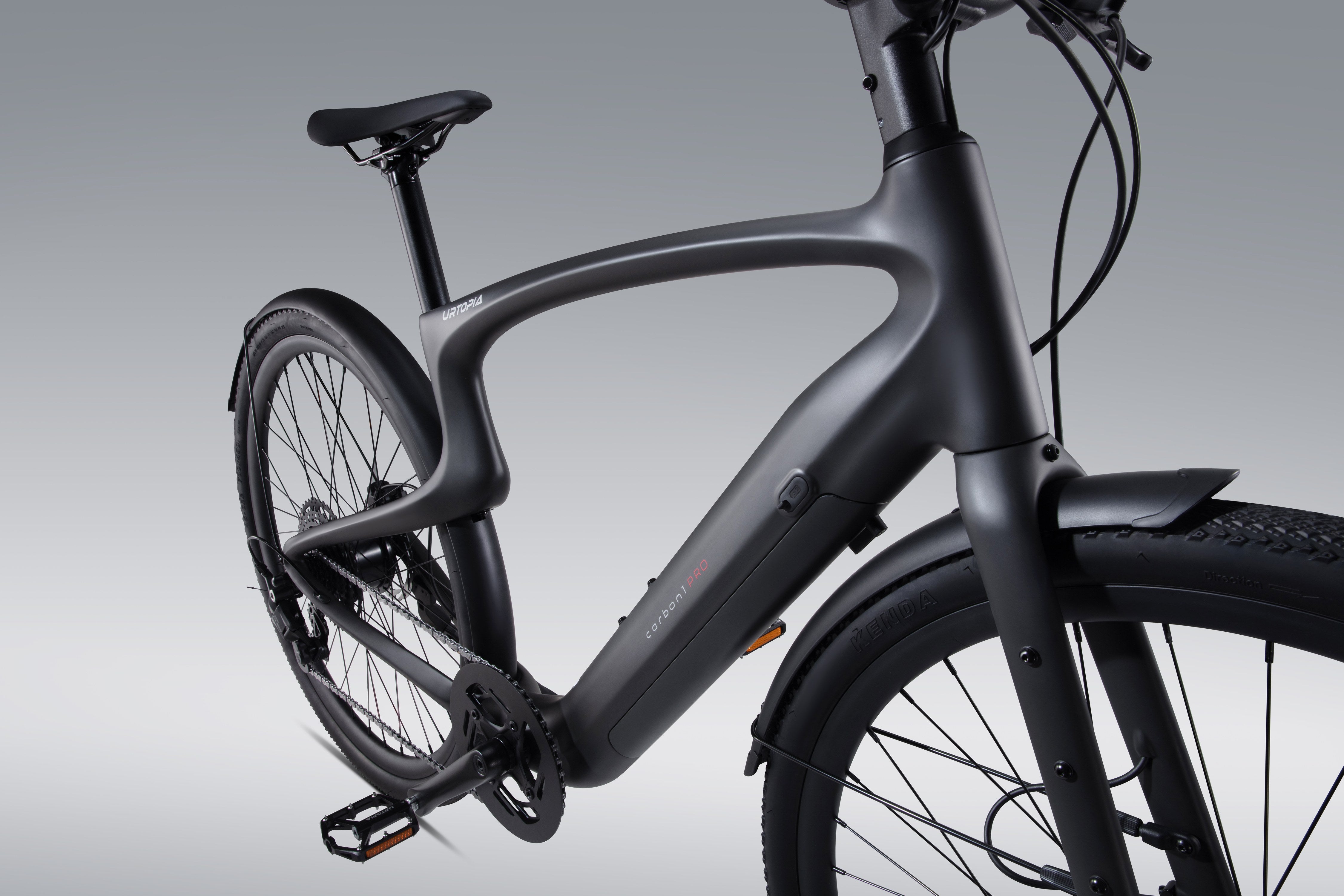 Urtopia Carbon 1 Pro in Schwarz, Heck-Schrägansicht mit Antrieb und Rahmenform