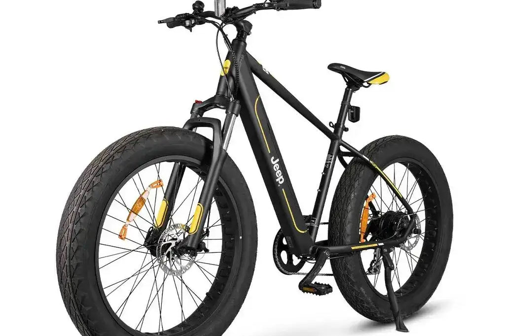 Jeep Mountain FAT E-Bike MHFR 7100, Vorderansicht mit Federgabel und geländetauglichen Reifen
