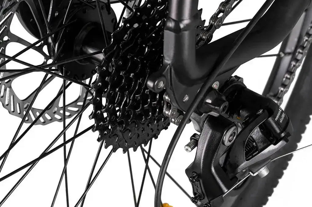 Detailaufnahme des Hinterrads und des Schaltwerks des Jeep Mountain E-Bike MHM 7000.