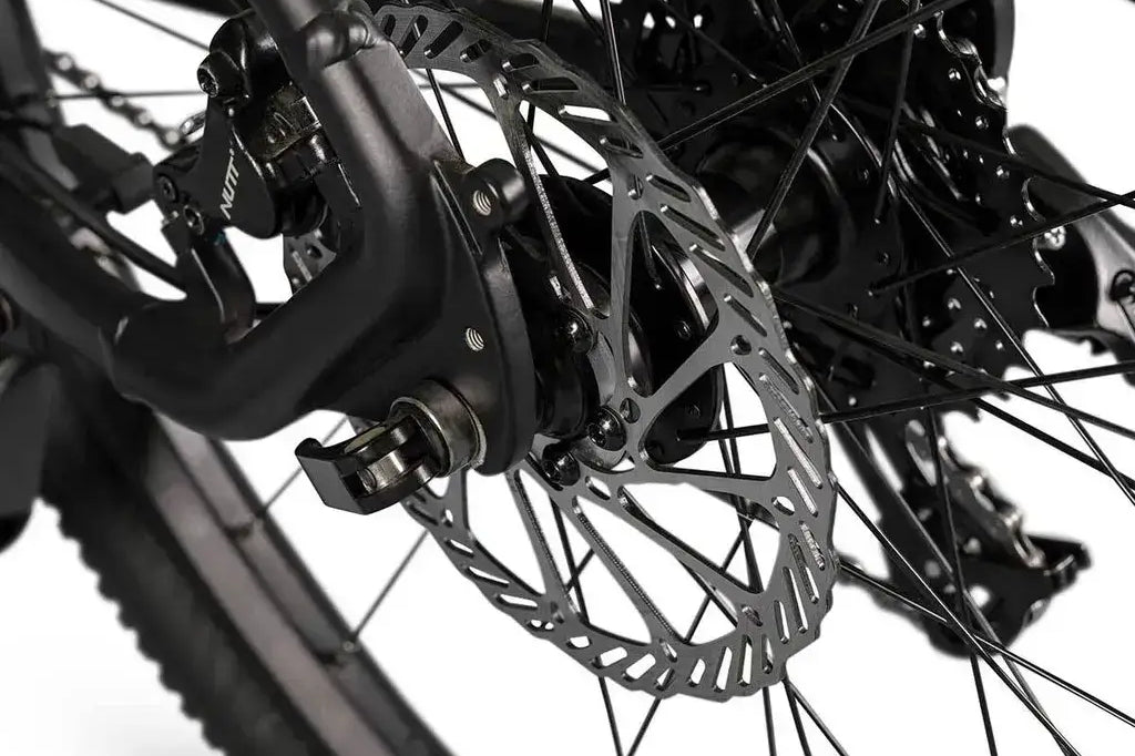Detailansicht des Vorderrads mit Scheibenbremse des Jeep Mountain E-Bike MHM 7000 für optimale Geländeanpassung.