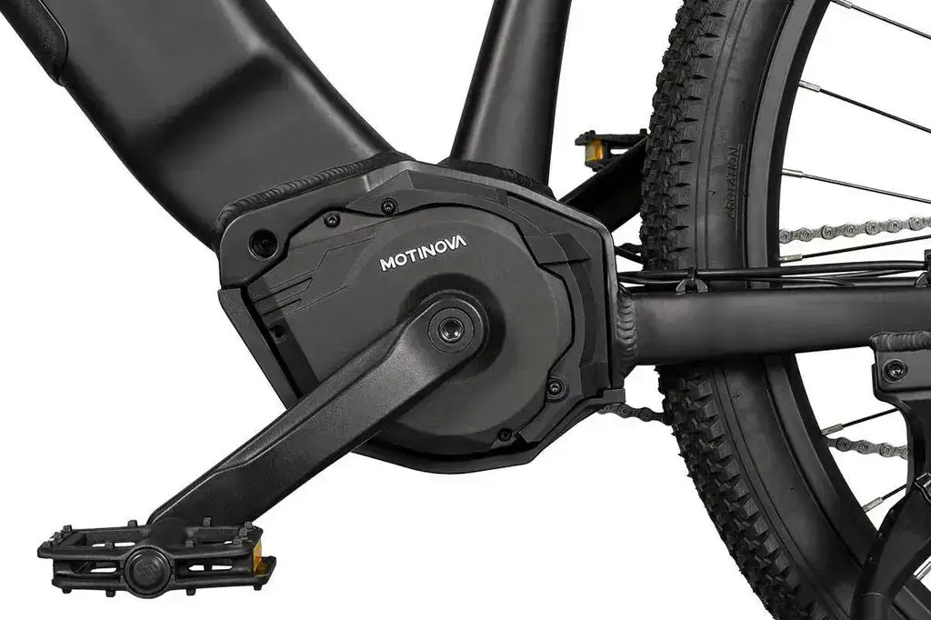 Detailansicht der Pedale und des unteren Rahmens des Jeep Mountain E-Bike MHM 7000.