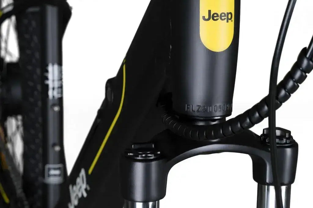 Detailaufnahme des Akkufachs des Jeep Mountain E-Bike MHR mit integriertem Ladeanschluss