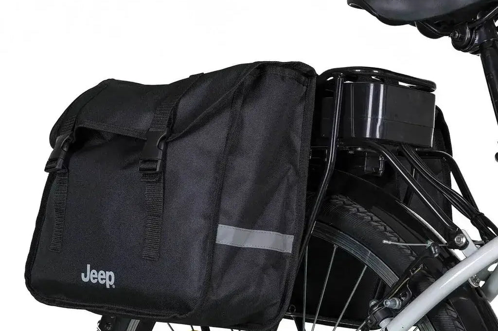 Nahaufnahme der Jeep E-Bike doppelte Gepäckträgertasche, befestigt an einem E-Bike