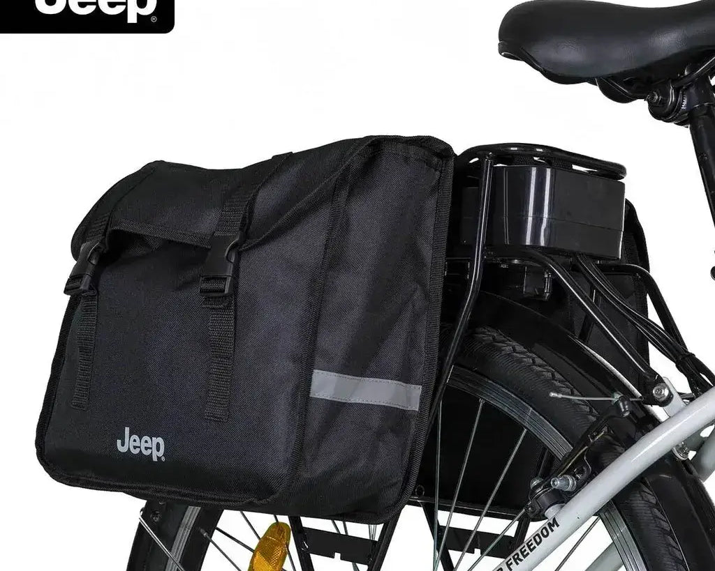 Nahaufnahme der Jeep E-Bike doppelte Gepäckträgertasche, befestigt an einem E-Bike