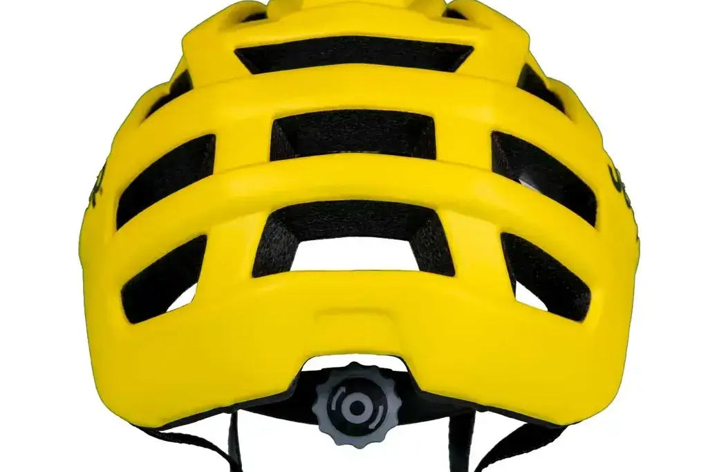 Rückansicht des gelben Jeep E-Bikes Helm Pro mit gut sichtbaren Belüftungsschlitzen