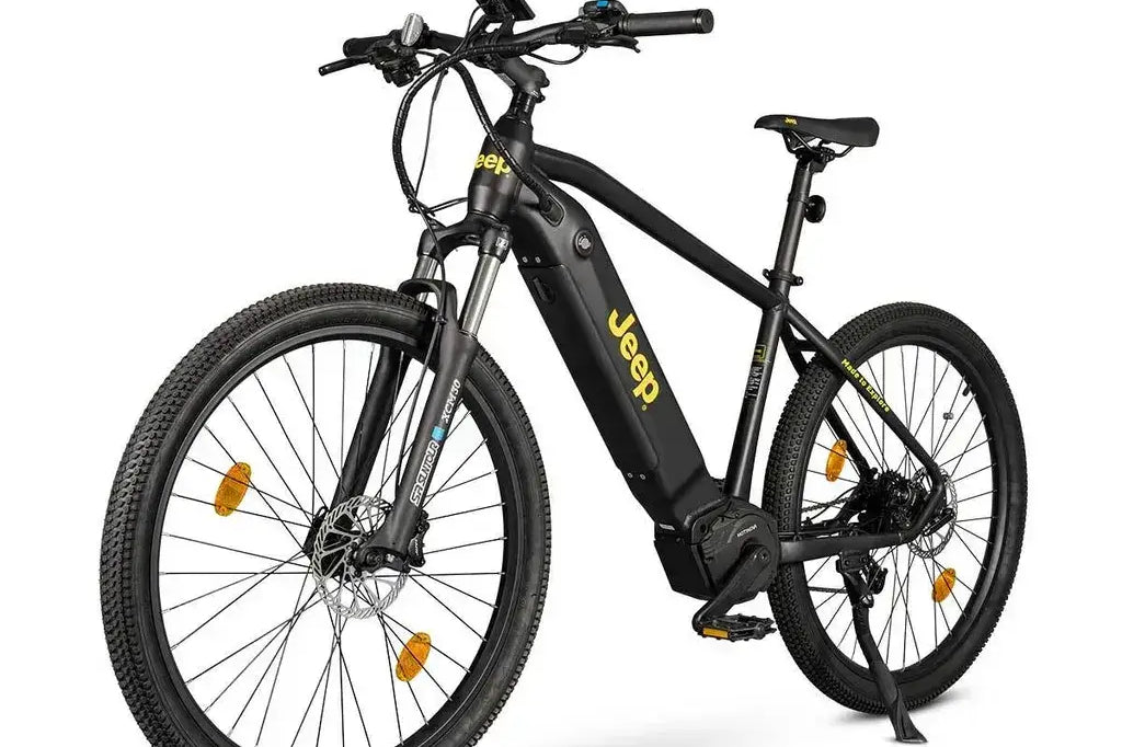 Jeep Mountain E-Bike MHM 7000, Vorderansicht mit breiten Reifen und Federgabel für Offroad-Abenteuer.