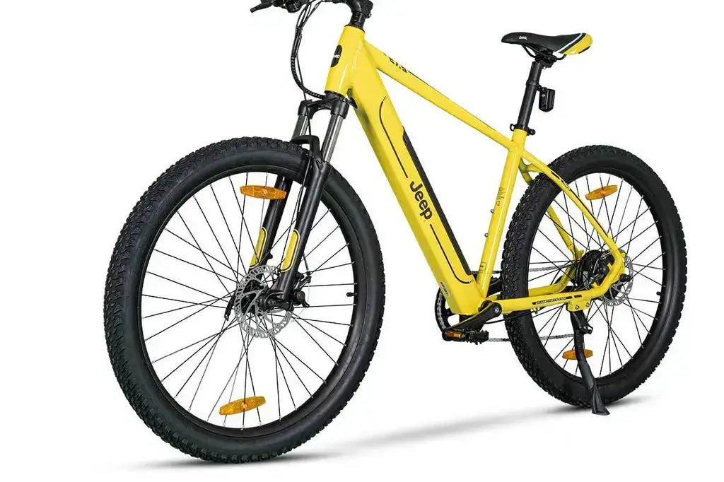 Jeep Mountain E-Bike MHR in Gelb, Vorderansicht mit Federgabel und großen Reifen
