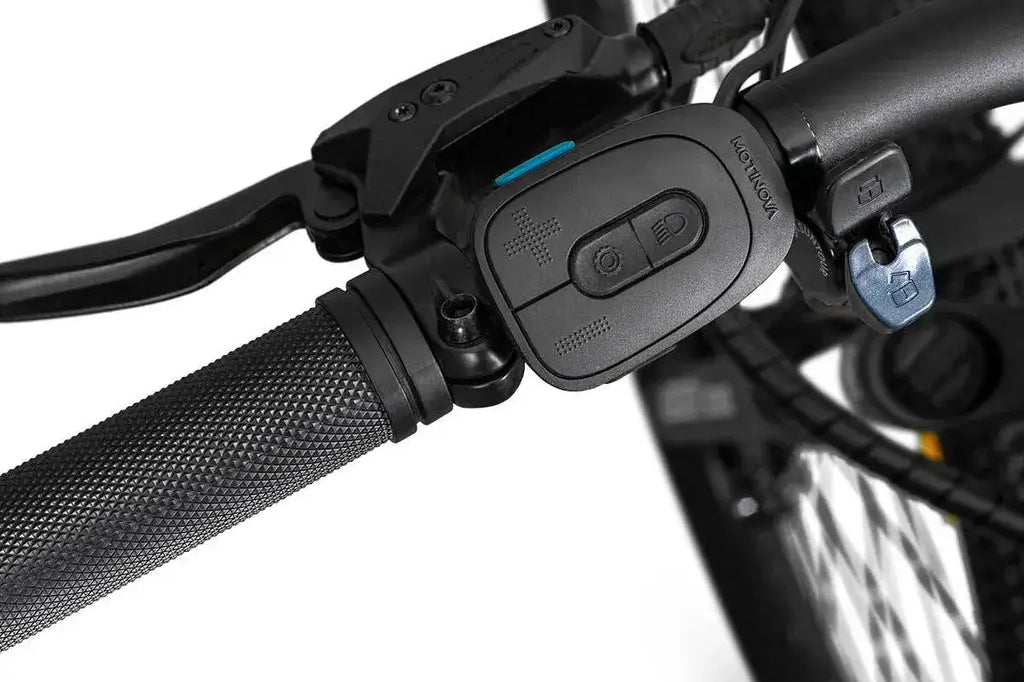 Detailaufnahme des Schalthebels des Jeep Mountain E-Bike MHM 7000.