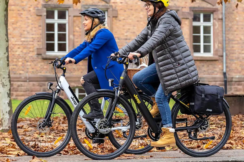 Jeep E-Bike doppelte Gepäckträgertaschen im Einsatz auf einem E-Bike während einer Fahrt