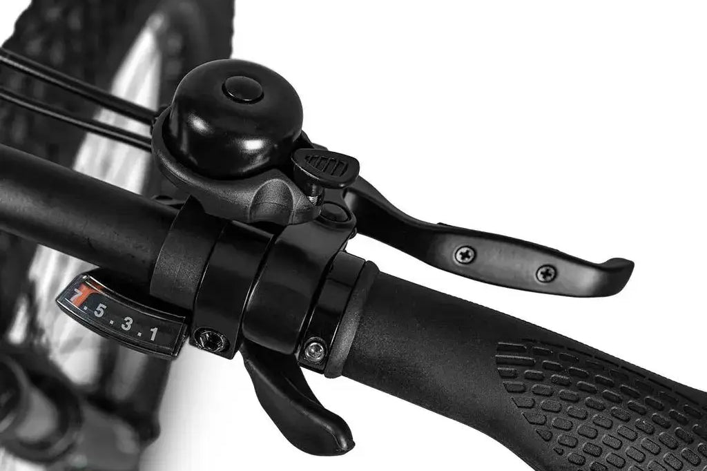 Detailansicht des Lenkers des Jeep Mountain E-Bike MHR mit Bedienelementen