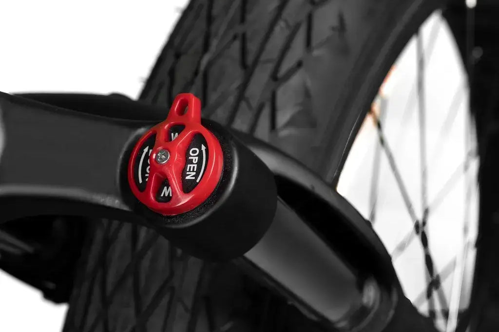 Hinterrad mit Scheibenbremse des Jeep Mountain FAT E-Bike MHFR 7100, Nahaufnahme