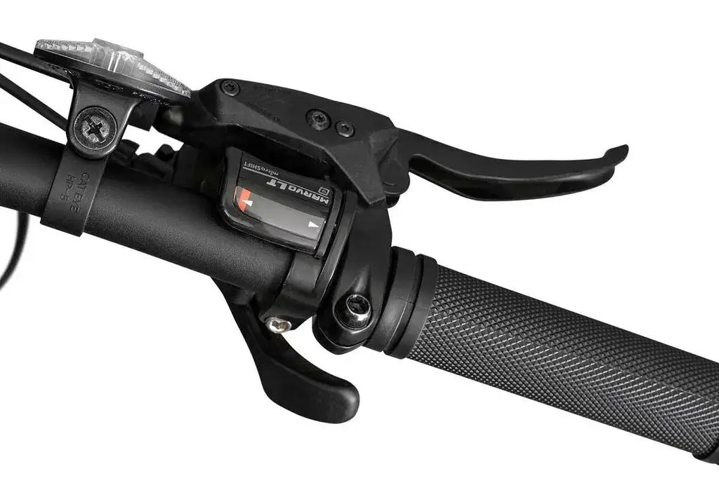 Nahaufnahme des Bremshebels des Jeep Mountain E-Bike MHM 7000 für sicheres Bremsen.
