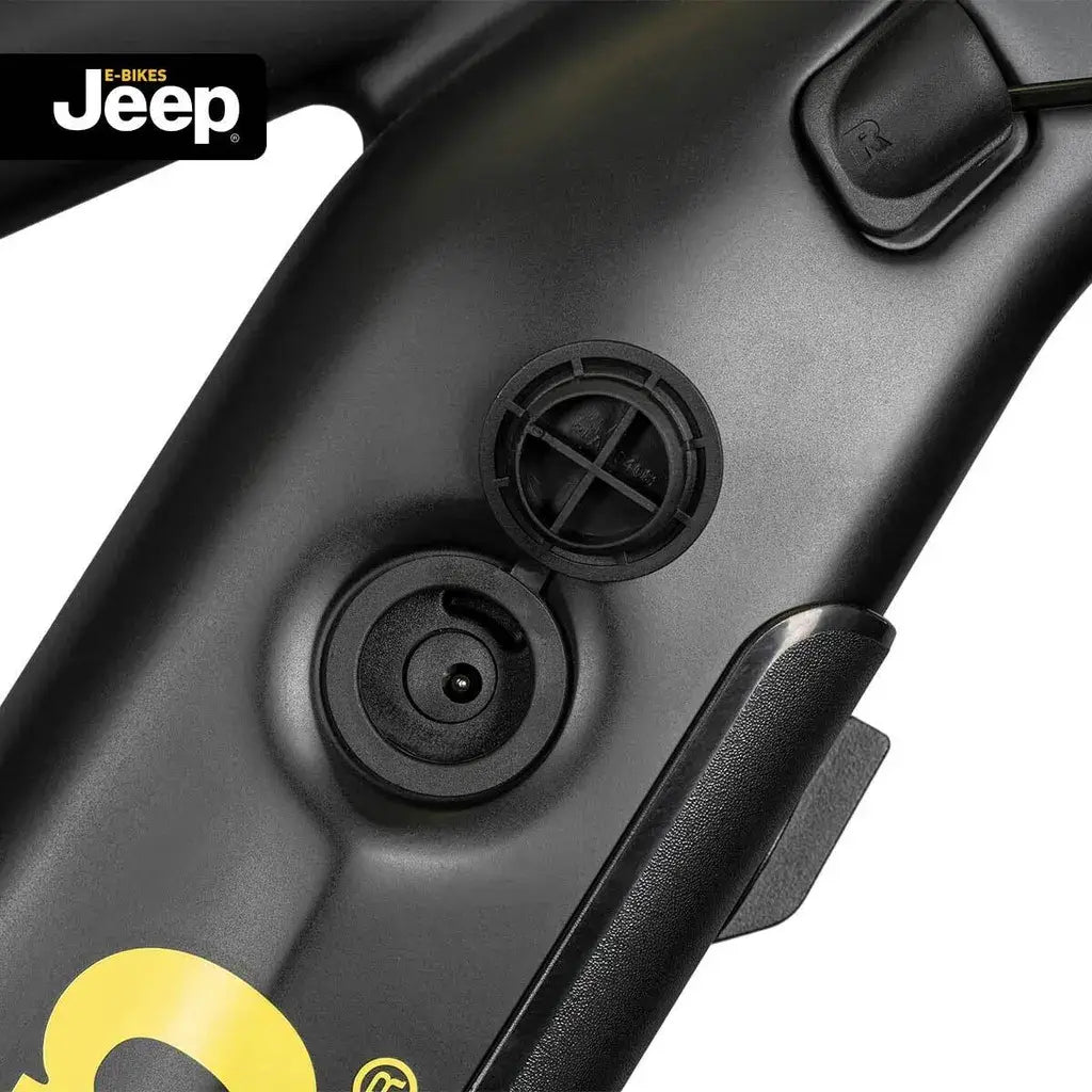 Detailaufnahme des Akkufachs des Jeep Mountain E-Bike MHM 7010 mit Ladeanschluss