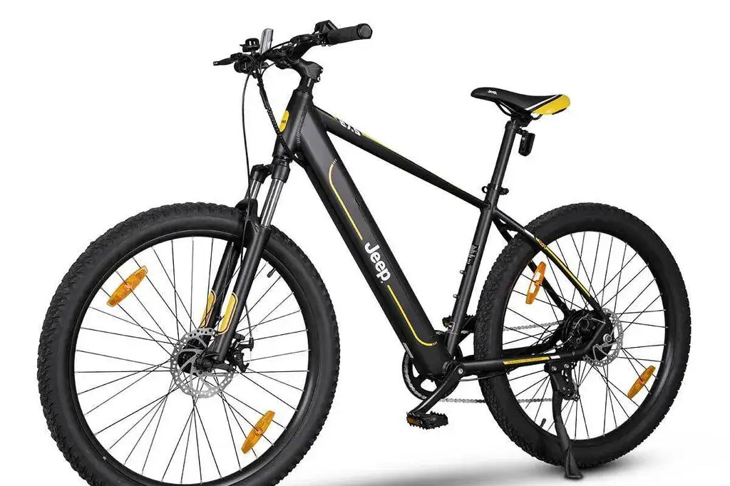 Jeep Mountain E-Bike MHR, Vorderansicht mit Federgabel und grobstolligen Reifen für Offroad-Nutzung