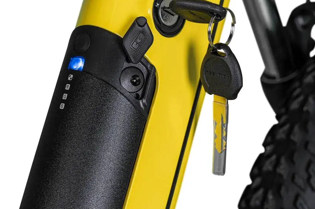 Detailaufnahme des Akkufachs des Jeep Mountain E-Bike MHR mit integriertem Ladeanschluss