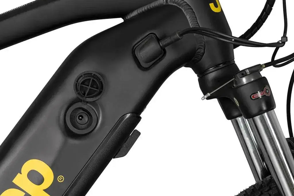 Detailansicht der Federgabel des Jeep Mountain E-Bike MHM 7000 für optimale Geländeanpassung.