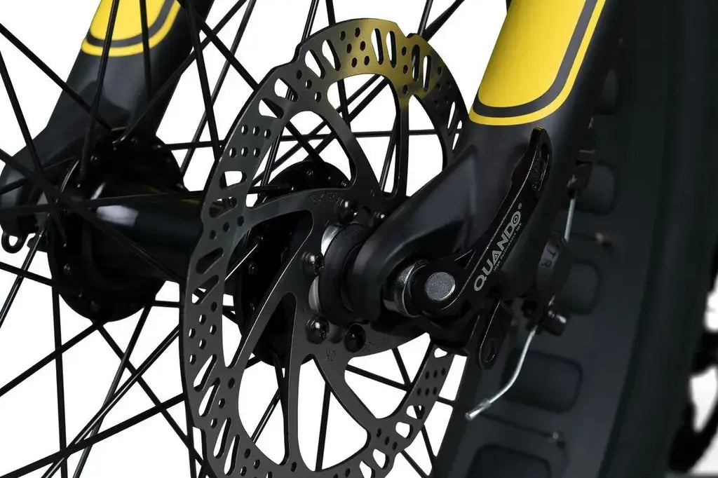 Vorderrad mit Bremsscheibe des Jeep Mountain FAT E-Bike MHFR 7100, Detailaufnahme
