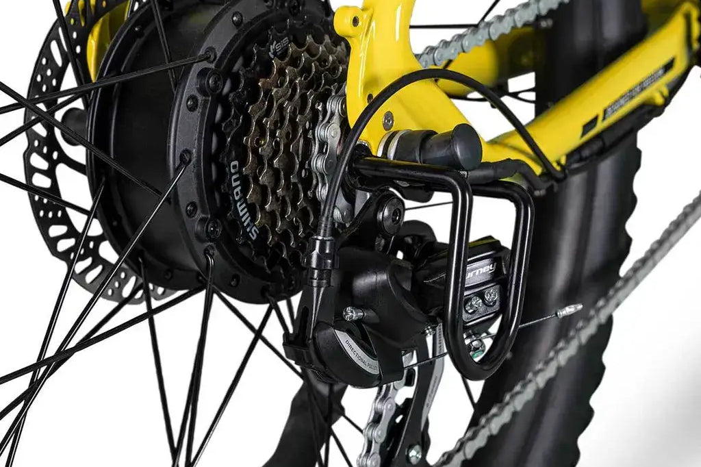 Nahaufnahme des Motors des Jeep Mountain E-Bike MHR, mit Fokus auf das Hinterrad für starke elektrische Unterstützung im Gelände