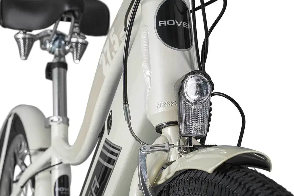 Detailansicht des Sattels und der Batteriehalterung des ROVER Cruise E-Bike CLR 707.