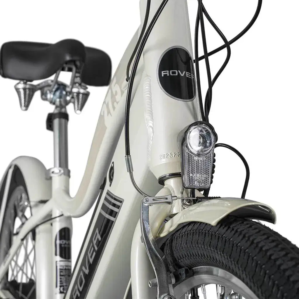 Detailansicht des Sattels und der Batteriehalterung des ROVER Cruise E-Bike CLR 707.