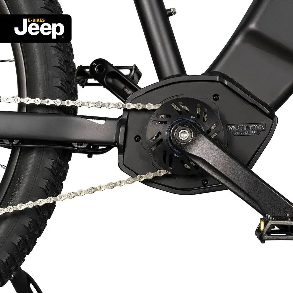 Nahaufnahme des Kettenblatts und der Kurbelgarnitur des Jeep Mountain E-Bike MHM 7010