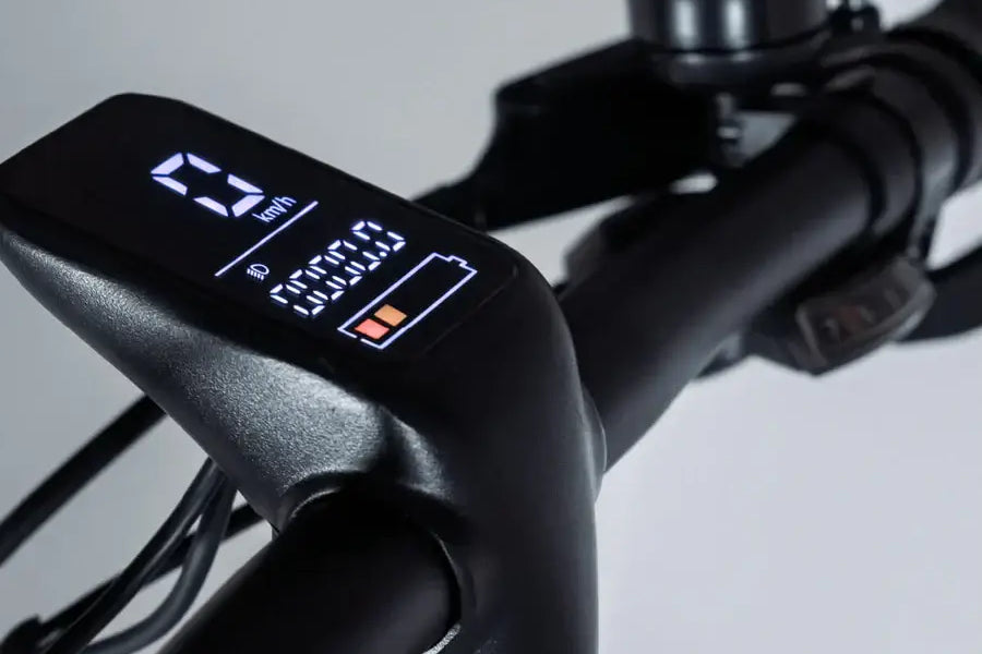 Detailaufnahme des Lenkers des Berlin Bike 2GO E-Bikes mit ergonomischen Griffen und Bedienelementen