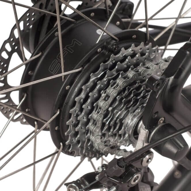 Detailansicht des SFM Hinterradmotors am Saxxx Everest 5.0 E-MTB mit leistungsstarker Antriebstechnologie.