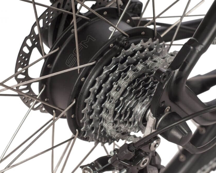 Detailansicht des SFM Hinterradmotors am Saxxx Everest 5.0 E-MTB mit leistungsstarker Antriebstechnologie.