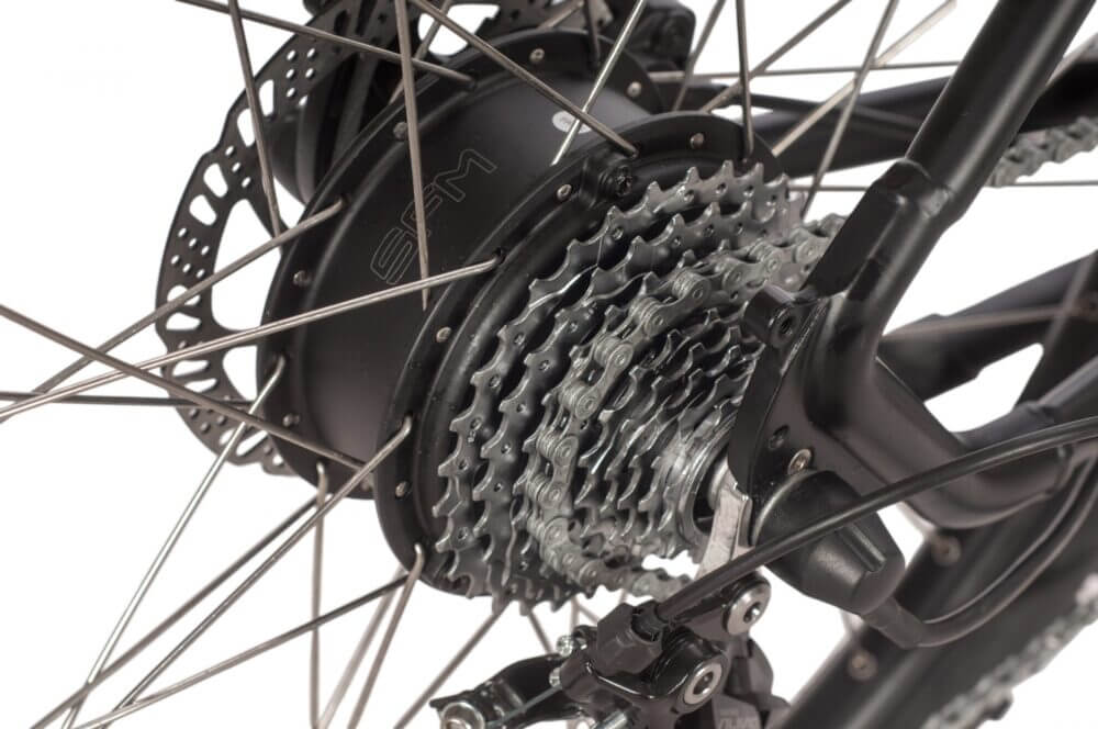 Detailansicht des SFM Hinterradmotors am Saxxx Everest 5.0 E-MTB mit leistungsstarker Antriebstechnologie.