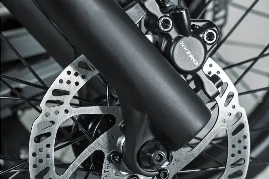 Nahaufnahme des Vorderrads des Berlin Bike 2GO E-Bikes mit Fokus auf die Scheibenbremse für präzise Bremsleistung
