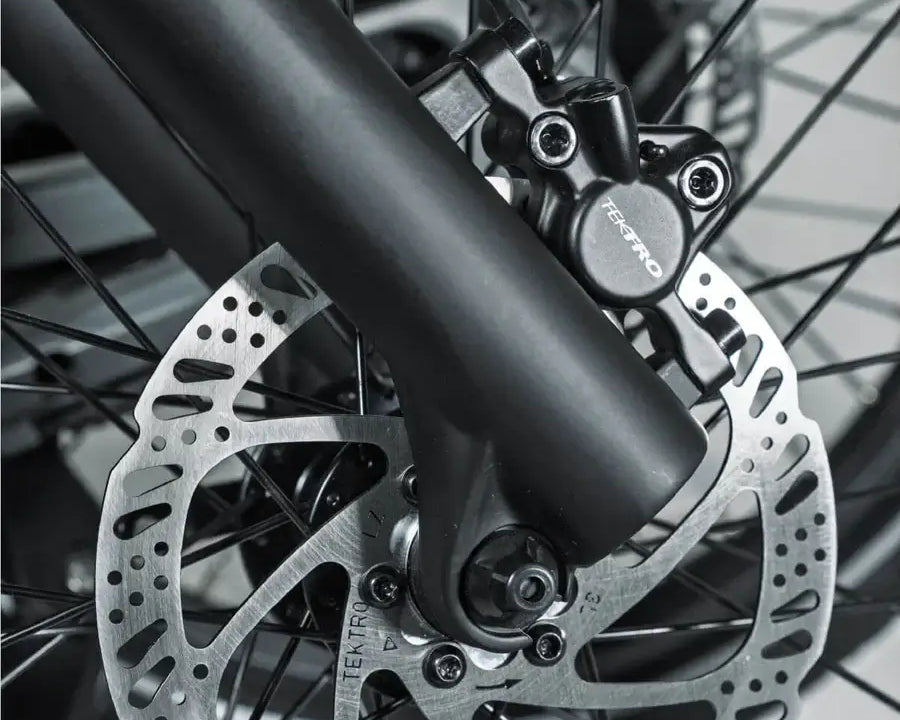 Nahaufnahme des Vorderrads des Berlin Bike 2GO E-Bikes mit Fokus auf die Scheibenbremse für präzise Bremsleistung