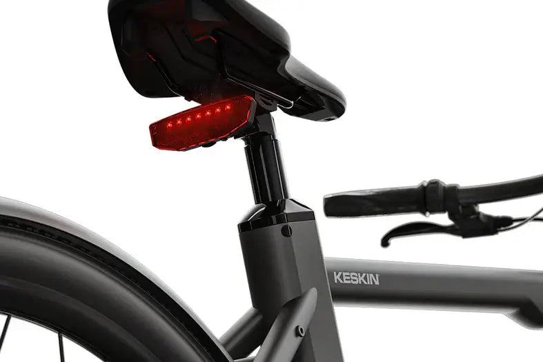 Detailansicht des Keskin E-Bike cBike 1V mit rotem Rücklicht und modernem Design.