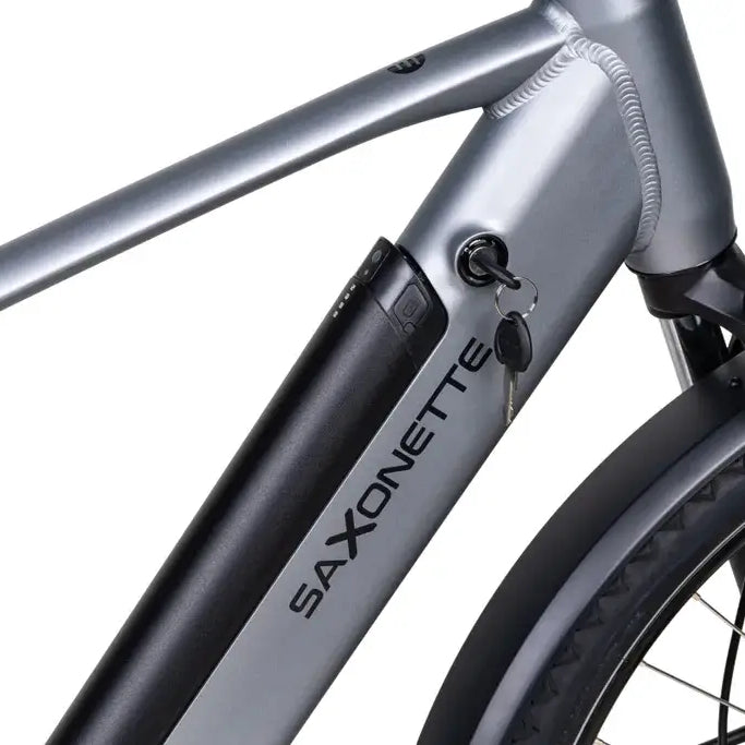 Seitliche Ansicht des Saxonette X-ROAD 5.2 E-Bikes mit Motor und Akku