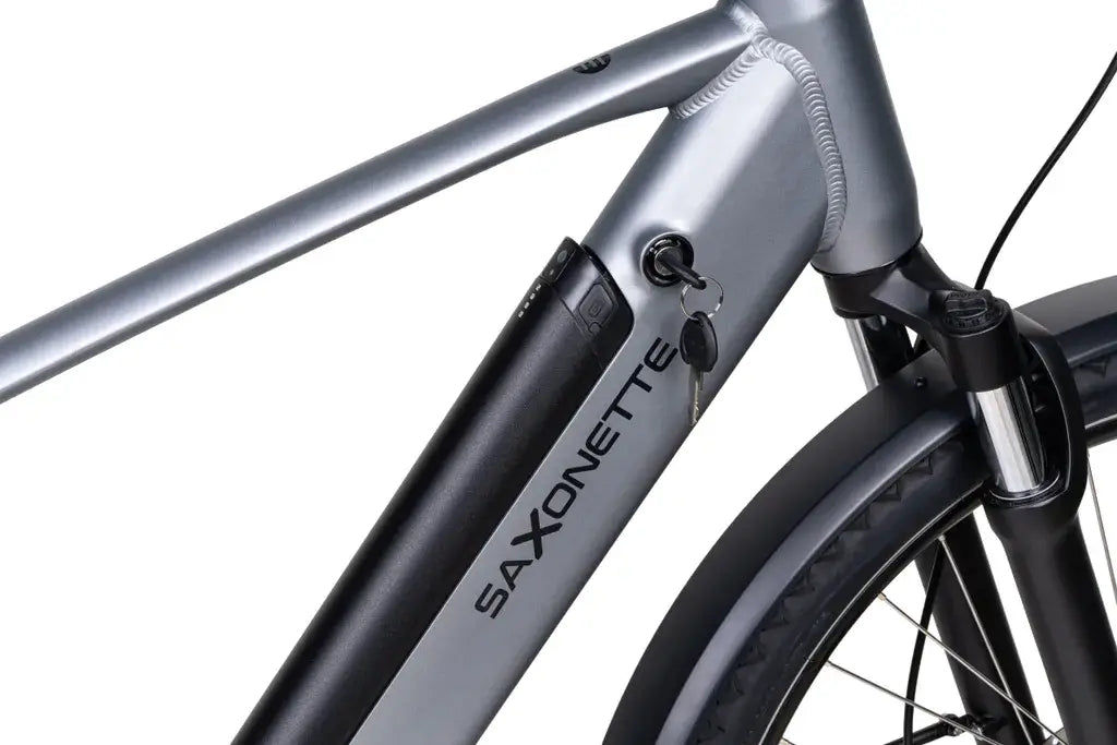 Seitliche Ansicht des Saxonette X-ROAD 5.2 E-Bikes mit Motor und Akku