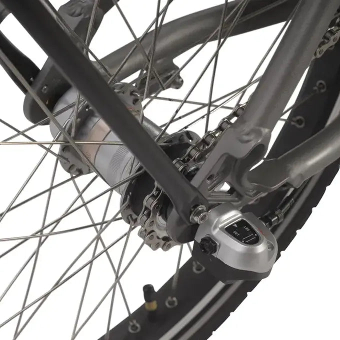 Detailansicht des Vorderrads mit Schutzblech am Saxonette Compact Comfort Plus 2.0 Falt-E-Bike