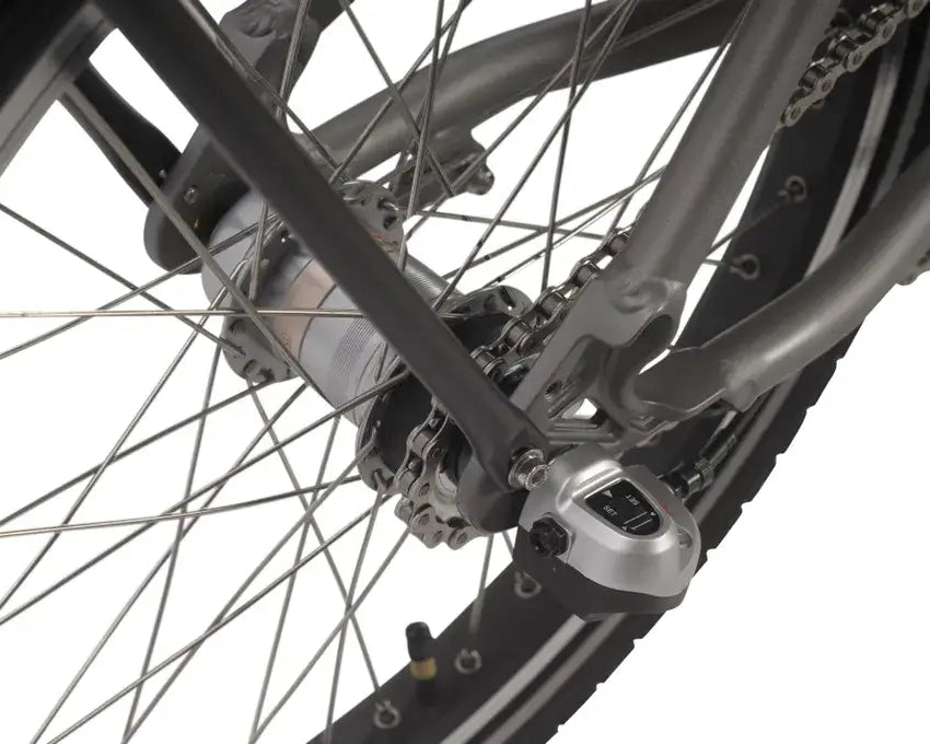 Detailansicht des Vorderrads mit Schutzblech am Saxonette Compact Comfort Plus 2.0 Falt-E-Bike