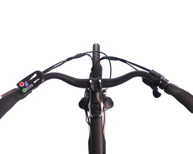 Lenkeransicht des SAXXX Touring Sport E-Trekkingbikes mit Steuerungselementen und Griffen.