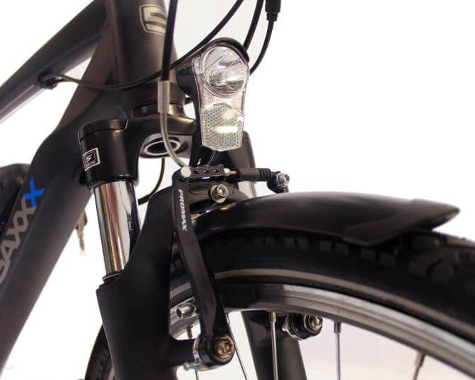 Detailaufnahme des SAXXX Touring Sport mit LED-Licht und Vorderradbremsen.