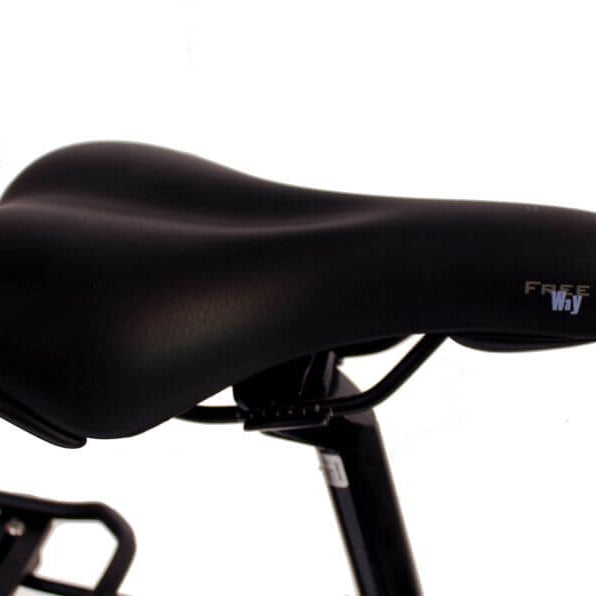 SAXXX Touring Sport E-Trekkingbike Sattel in Schwarz mit ergonomischem Design für hohen Fahrkomfort.