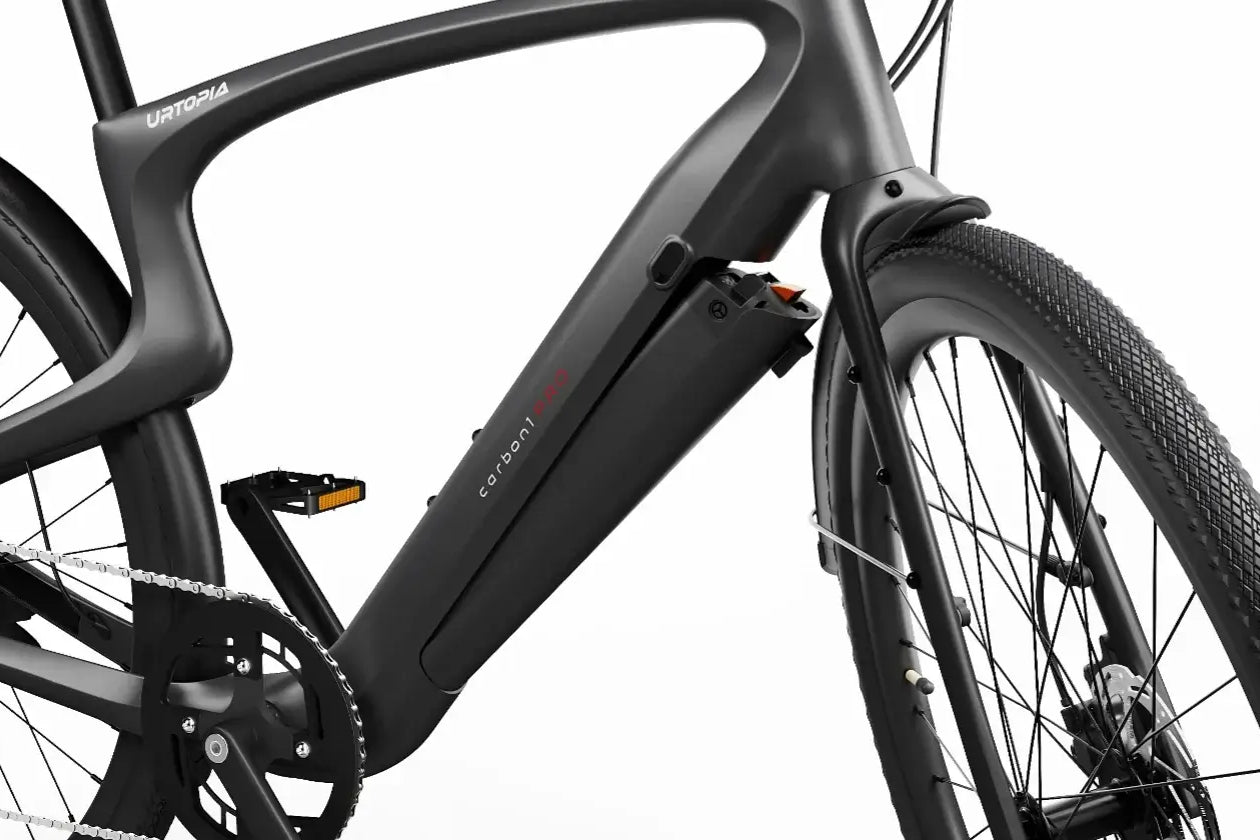 Detailaufnahme des Rahmens und Hinterrads des Urtopia Carbon 1 Pro, mit präzisem Schaltwerk und Scheibenbremse