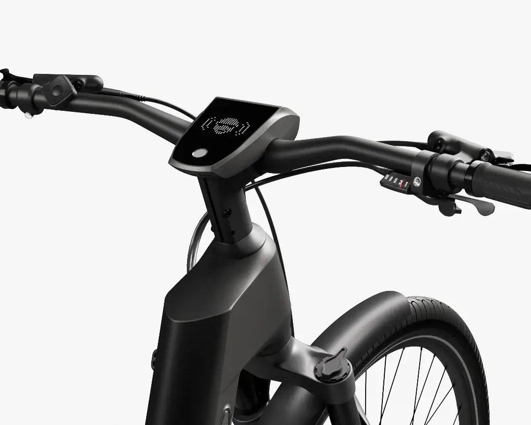 Nahaufnahme des Lenkers des Urtopia Fusion E-SUV mit ergonomischen Griffen und Bedienelementen