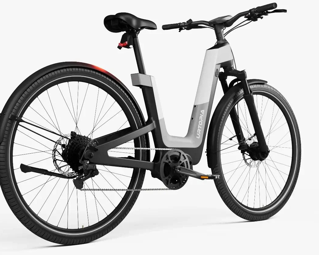 Urtopia Fusion E-SUV, Schrägansicht in Weiß, mit auffälligen Details und funktionalen Merkmalen