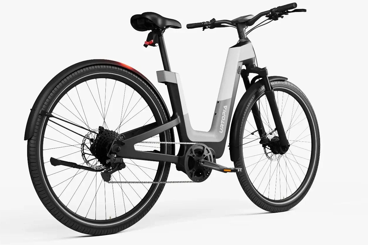 Urtopia Fusion E-SUV, Schrägansicht in Weiß, mit auffälligen Details und funktionalen Merkmalen