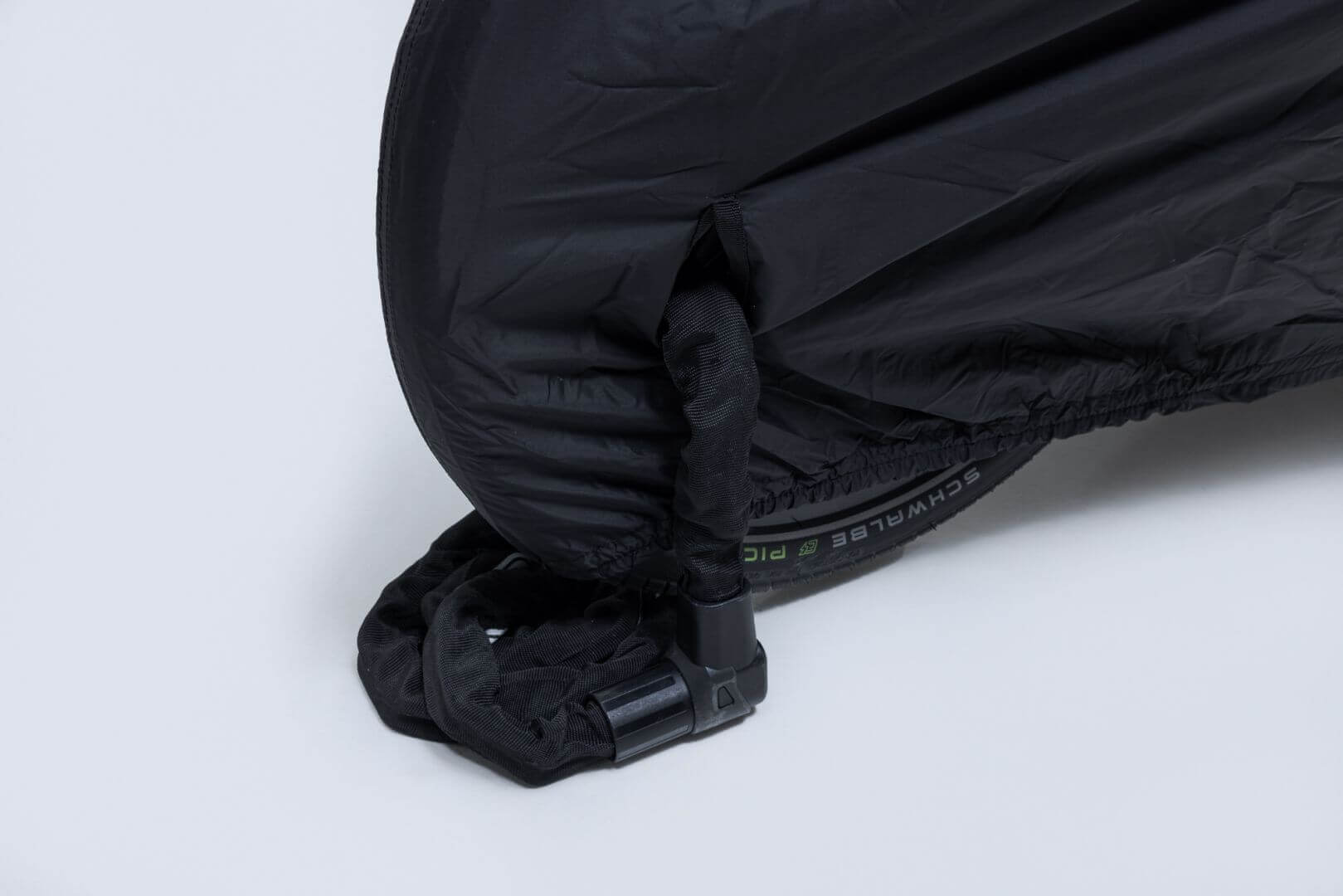 Detailansicht der VIA Radgarage – robuste Verarbeitung und sichere Abdeckung