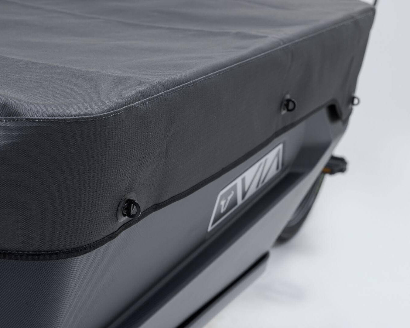 Detailansicht der VIA Abdeckplane – strapazierfähiges, wasserdichtes Material