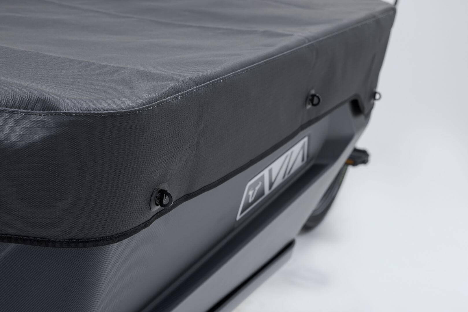 Detailansicht der VIA Abdeckplane – strapazierfähiges, wasserdichtes Material