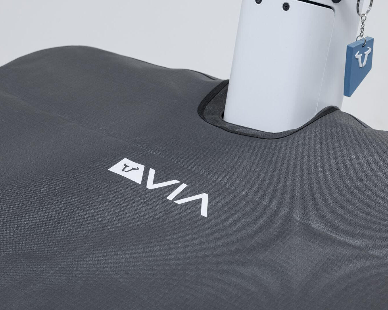 VIA Abdeckplane mit Logo – langlebiger Schutz vor Regen und Schmutz