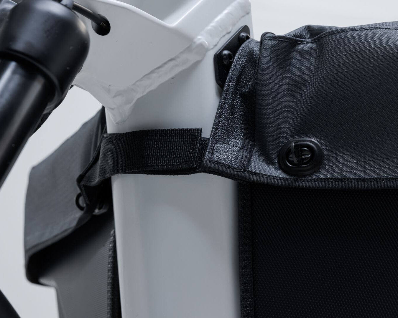 VIA Abdeckplane – einfache Befestigung und sicherer Halt am E-Bike